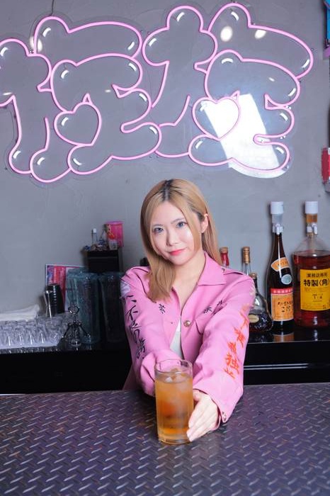 キャストがドリンクを手にしている様子